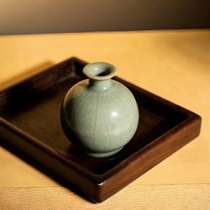 Celadon crackle-glaze gallbladder vase