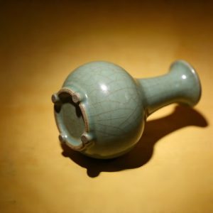 Celadon crackle-glaze gallbladder vase